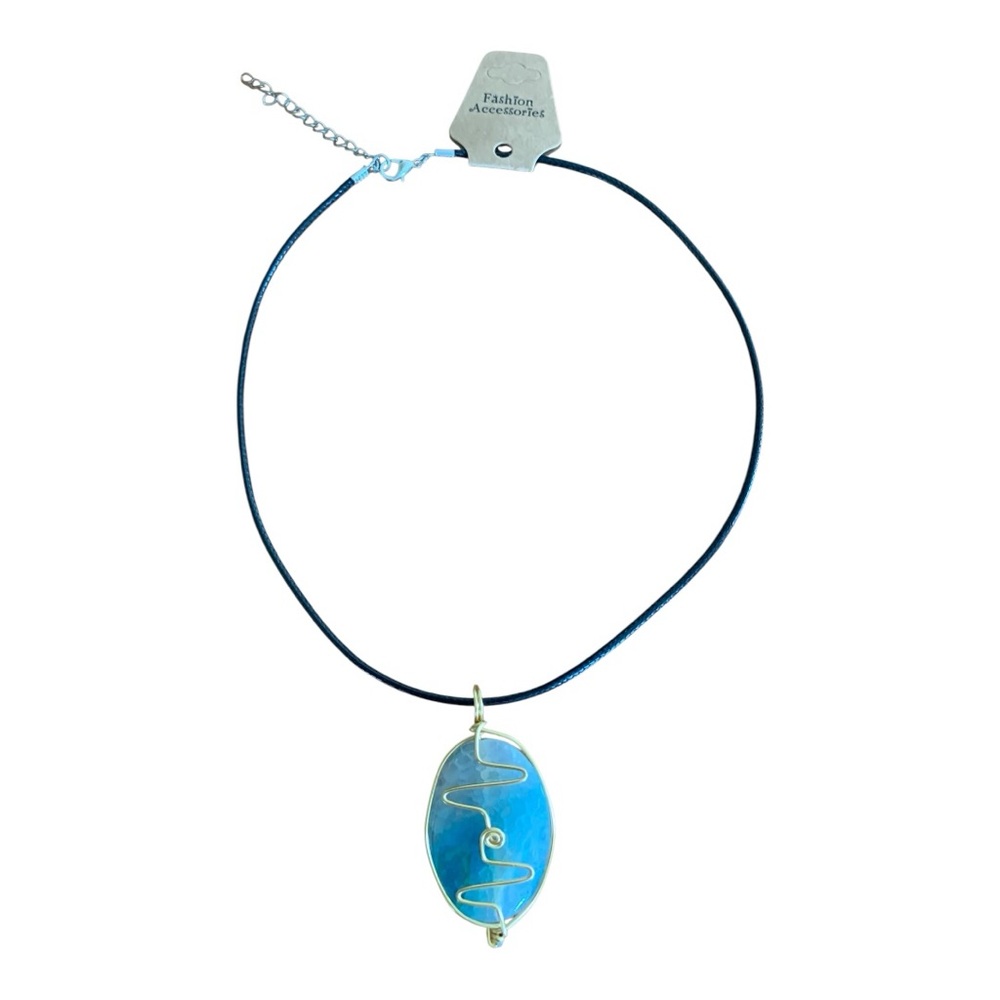 Elegant Gold and Blue Pendant Necklace - Picture 2 of 6